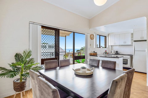 Quaint 2-Bed Beach Abode With Ocean Views - Accommodation in Surfers Paradise 0