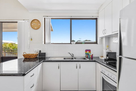 Quaint 2-Bed Beach Abode With Ocean Views - Accommodation in Surfers Paradise 2