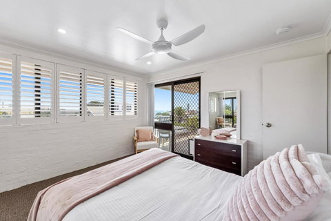 Quaint 2-Bed Beach Abode With Ocean Views - Accommodation in Surfers Paradise 3