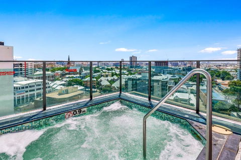 Quattro Apartments - Accommodation in Surfers Paradise 0