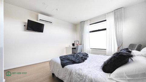 Queen Bed Stylish Suite With TV - Room 12 - Accommodation in Surfers Paradise 0