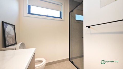 Queen Bed Stylish Suite With TV - Room 12 - Accommodation in Surfers Paradise 1