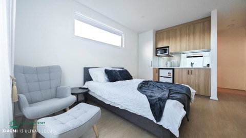 Queen Bed Stylish Suite With TV - Room 12 - Accommodation in Surfers Paradise 2