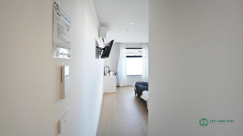 Queen Bed Stylish Suite With TV - Room 12 - Accommodation in Surfers Paradise 3