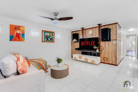 Quiet 5 Bedrooms House Located Springfield Lake - Accommodation in Surfers Paradise 0