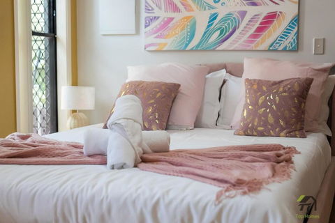 Quiet 5 Bedrooms House Located Springfield Lake - Accommodation in Surfers Paradise 2
