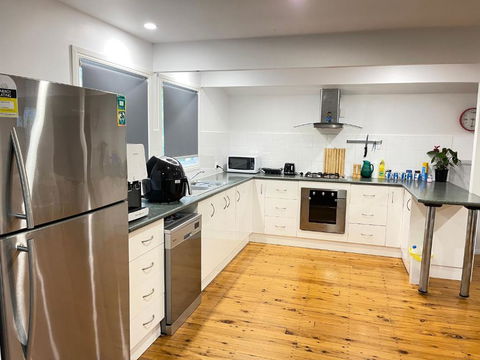 Quiet, Cozy And Calm 3 Bedroom House. - Accommodation in Surfers Paradise 2