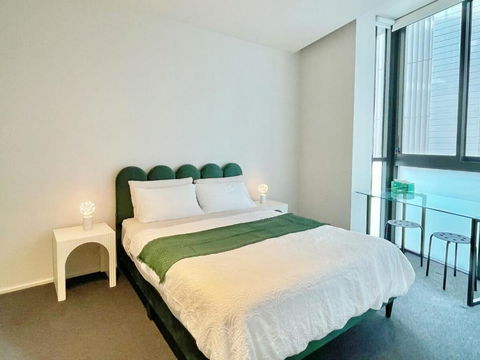 RARE Luxury Waterfront Living - Accommodation in Surfers Paradise 2