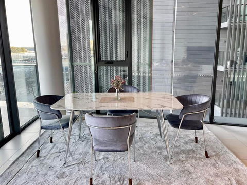 RARE Luxury Waterfront Living - Accommodation in Surfers Paradise 3