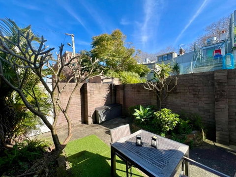 Rear Garden Suite - Accommodation in Surfers Paradise 0