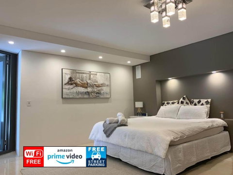 Putney Studio, Short Drive To Parklands & Olympic Park - Accommodation in Surfers Paradise 2