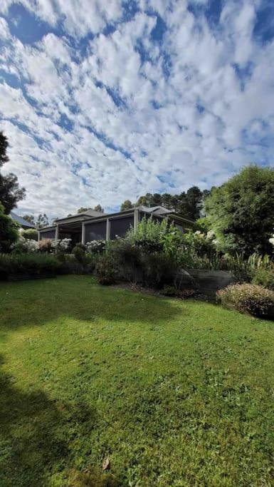Quiet Family Retreat Getaway - Wildlife Park, Sovereign Hill, Kryall Castle And City At Your Door - Modern House, 8 Guests, 4 Bedrooms, 5 Beds - Accommodation in Surfers Paradise 0
