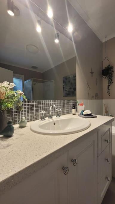 Quiet Family Retreat Getaway - Wildlife Park, Sovereign Hill, Kryall Castle And City At Your Door - Modern House, 8 Guests, 4 Bedrooms, 5 Beds - Accommodation in Surfers Paradise 2
