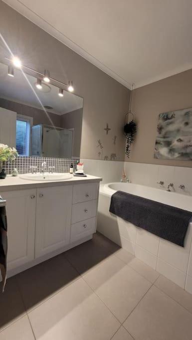 Quiet Family Retreat Getaway - Wildlife Park, Sovereign Hill, Kryall Castle And City At Your Door - Modern House, 8 Guests, 4 Bedrooms, 5 Beds - Accommodation in Surfers Paradise 3