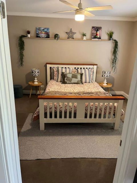 Quiet Family Retreat Getaway - Wildlife Park, Sovereign Hill, Kryall Castle And City At Your Door - Modern House, 8 Guests, 4 Bedrooms, 5 Beds - Accommodation in Surfers Paradise 1