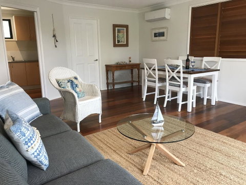 Avalon Seashells 2 Bedroom Apartment With Pool - Accommodation in Surfers Paradise 3