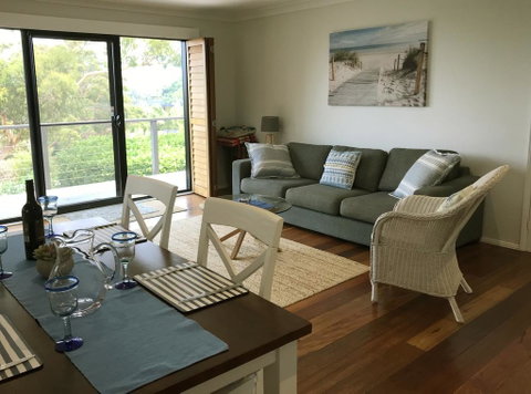 Avalon Seashells 2 Bedroom Apartment With Pool - Accommodation in Surfers Paradise 2