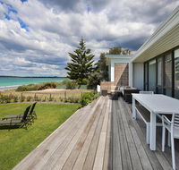 Azure Absolute Beachfront - Pet Friendly - Accommodation in Surfers Paradise