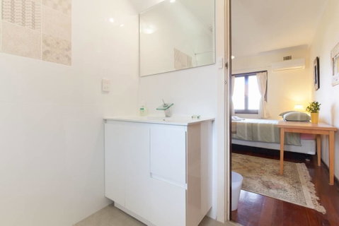 B8 Cafes, Resturants, UWA Close To SCGH - Accommodation in Surfers Paradise 0