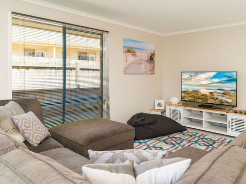 Back Beach Retreat - Accommodation in Surfers Paradise 3