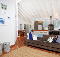 Balena  Culburra - Pet Friendly - 1 Min Walk to Beach - Accommodation in Surfers Paradise