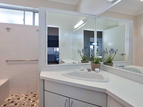 Banyan' 14 Montevideo Parade - Spacious Three Bedroom Pet Friendly Property With Air Con - Accommodation in Surfers Paradise 2