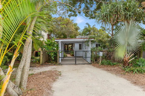 BEACH RETREAT - Accommodation in Surfers Paradise 2