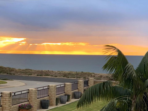 Relaxing Getaway Beachfront Access Multi Family Pets Mandurah - Accommodation in Surfers Paradise 1