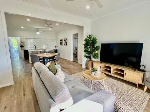 Renovated Queenslander - Upstairs 2km To Stadium - Accommodation in Surfers Paradise 1