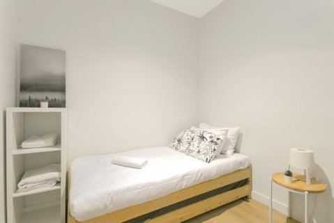 REST COLLECTION One Bedroom Apartment With Study - Accommodation in Surfers Paradise 3