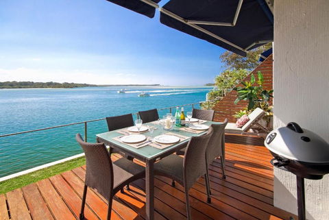 Riverfront Apartment, Perfect Location - Accommodation in Surfers Paradise 1