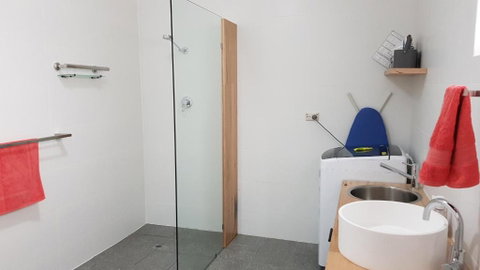 Red Ochre - Large Apartment With Private Courtyard - Accommodation in Surfers Paradise 3