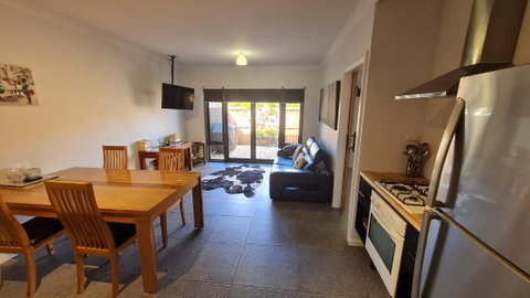 Red Ochre - Large Apartment With Private Courtyard - Accommodation in Surfers Paradise 1