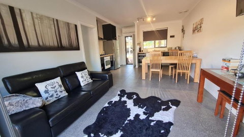 Red Ochre - Large Apartment With Private Courtyard - Accommodation in Surfers Paradise 0