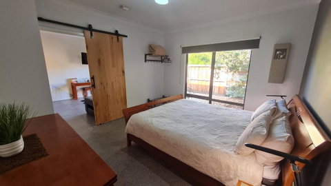 Red Ochre - Large Apartment With Private Courtyard - Accommodation in Surfers Paradise 2