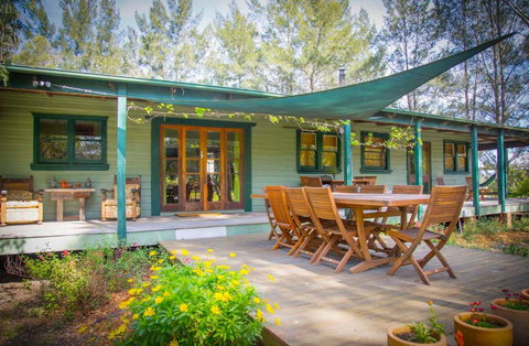 Red Tractor Retreat - Accommodation in Surfers Paradise 0