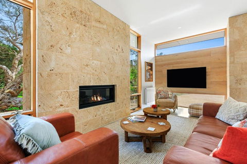 REFRESH At Lonnie - Accommodation in Surfers Paradise 0