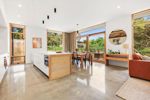 REFRESH At Lonnie - Accommodation in Surfers Paradise 2