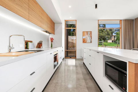 REFRESH At Lonnie - Accommodation in Surfers Paradise 3