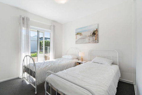 Relax At Middleton - No Linen Included - Pets Negotiable - Wi-Fi - Accommodation in Surfers Paradise 3