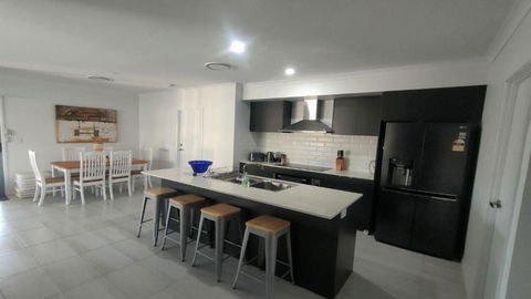 Relax Poolside By The Canal - Accommodation in Surfers Paradise 2