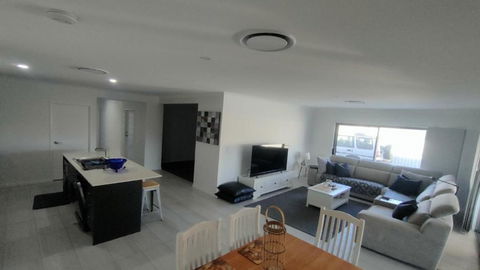 Relax Poolside By The Canal - Accommodation in Surfers Paradise 3