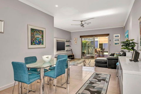 Relaxing Getaway Steps From Grange Beach - Accommodation in Surfers Paradise 0