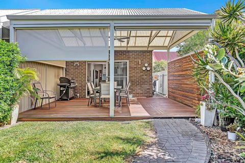 Relaxing Getaway Steps From Grange Beach - Accommodation in Surfers Paradise 1