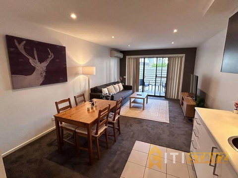 Relaxing Oasis In Bruce -1bd 1bth 1 Carsp Apt - Accommodation in Surfers Paradise 3