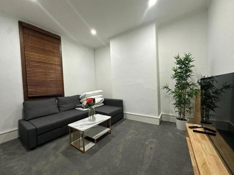 Remarkable 2 Bedroom House At The Centre Of Darlinghurst - Accommodation in Surfers Paradise 0