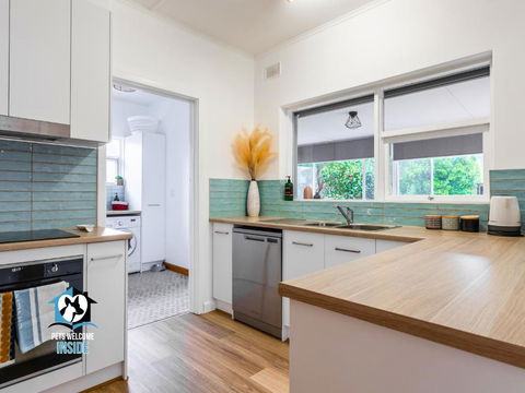 Renovated 3BR One Street To Beach - Accommodation in Surfers Paradise 3