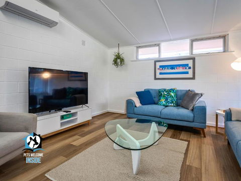Renovated 3BR One Street To Beach - Accommodation in Surfers Paradise 0
