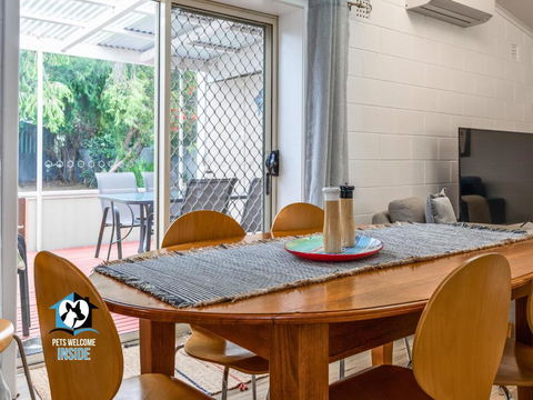 Renovated 3BR One Street To Beach - Accommodation in Surfers Paradise 2