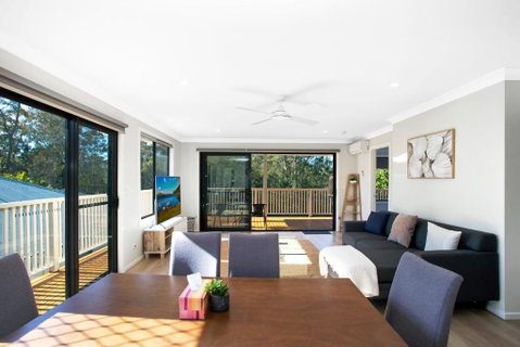 Renovated Coastal Getaway With Water Views - Accommodation in Surfers Paradise 2